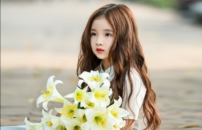 Vẻ đẹp mong manh của cô bé Hà Nội bên hoa loa kèn khiến cư dân mạng thổn thức Vẻ đẹp mong manh của cô bé Hà Nội bên hoa loa kèn khiến cư dân mạng thổn thức